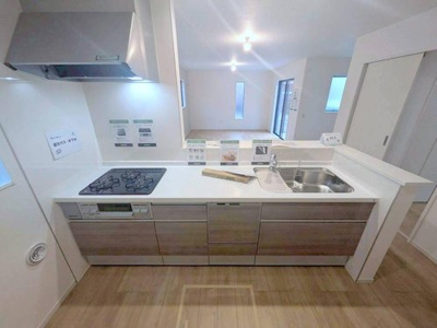 【キッチン】 | 【KEIAI STYLE】国分寺市北町５期 | 家事の時短にも繋がるビルトイン食洗機付。除菌・節水効果にも期待ができます。また、食器類などもサッと取り出しやすいスライド収納。