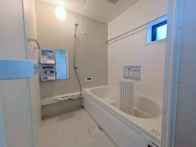 【浴室】 | 【KEIAI STYLE】国分寺市北町５期 | 一日の疲れを癒すための心地よい浴室はゆとりあるサイズを採用。保温機能付き、汚れをはじく有機ガラス系の新素材を採用した浴室です！
