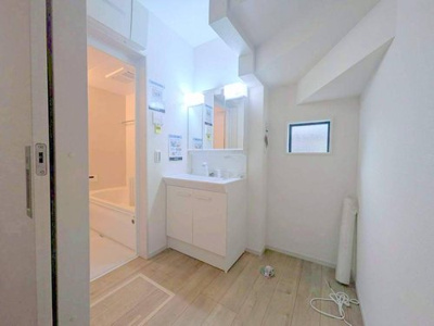 【洗面所】 | 【KEIAI STYLE】国分寺市北町５期 | シンプルなデザインの洗面化粧台は使いやすく、お掃除も楽です。鏡の裏はすべて収納になっているので、ドライヤーなどすっきりと片付きます。