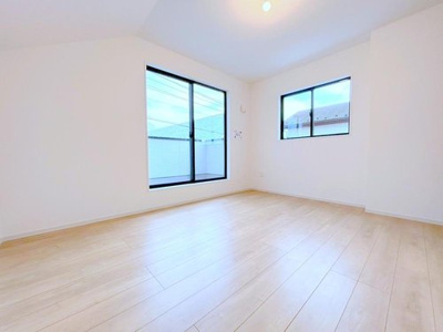 【洋室】 | 【KEIAI STYLE】国分寺市北町５期 | 各居室は日光を取り入れるよう2面に窓に配慮しました。十分にお一人で快適に過ごせる空間となっております。趣味や勉強などに励めます。