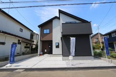 【外観】 | 【KEIAI STYLE】国分寺市北町５期 | 敷地面積42坪超♪カースペースは2台分確保。急な来客にも対応できます。普段は自転車やバイクなどの置き場として大活躍。