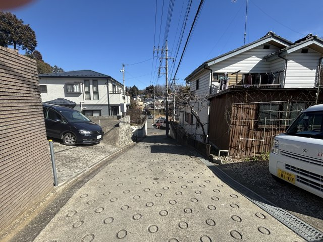 東浅川町　売地の前面道路含む現地写真|前面道路（私道）幅員約４ｍに約９．７ｍ接す