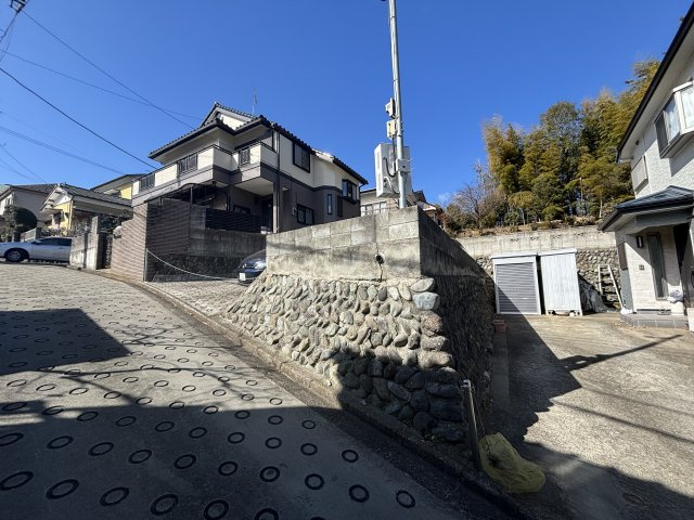 東浅川町　売地の周辺|高さ２ｍ超の石積ブロックがあります