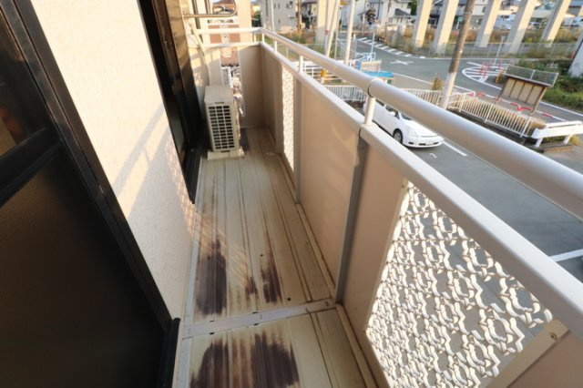 熊本市南区刈草２丁目のアパートのバルコニー