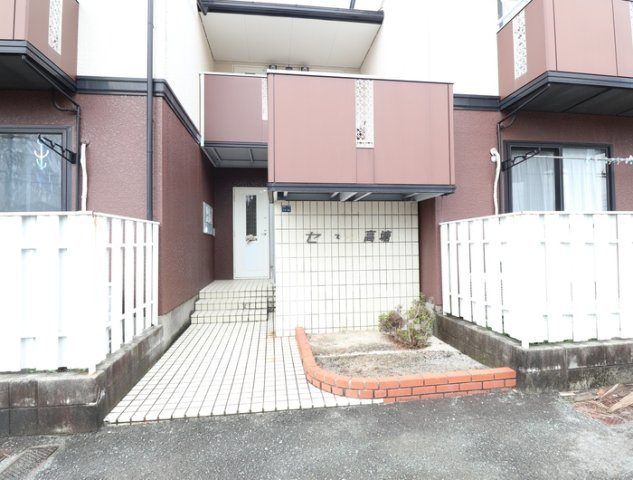 熊本市南区刈草２丁目のアパートのエントランス