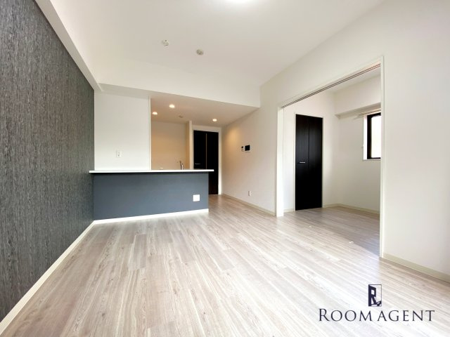 GRANDUKE代官町reversoの居間・リビング