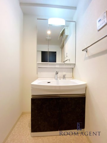 GRANDUKE代官町reversoの洗面所