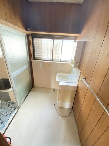 中山貸家の洗面所|明るい洗面所です