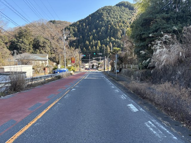 南浅川町　売地の前面道路含む現地写真|前面道路（国道２０号線）幅員約１０ｍに約１３．５ｍ接する。