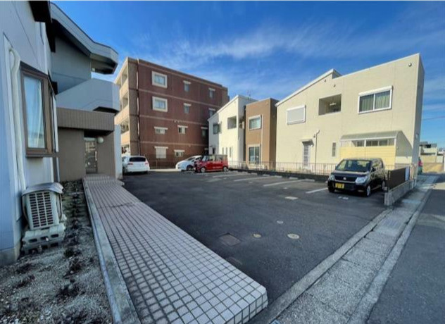 レジデンス栄の駐車場