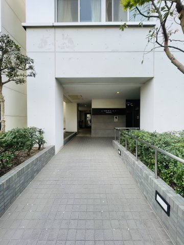 リベルジェ尾久駅前のエントランス