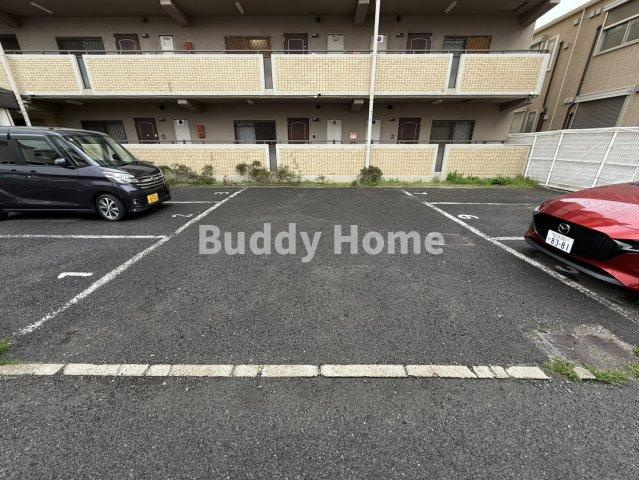 エレガンス喜連の駐車場