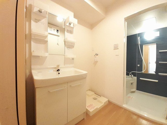 ラヴィベールⅠの洗面所|脱衣スペースもあります