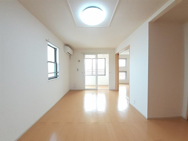 ラヴィベールⅠの居間・リビング|こちらのリビングで趣味の時間をお楽しみください