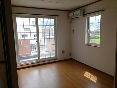 【居間・リビング】 | メゾンコニファーⅠ | こちらの居間で趣味の時間をお楽しみください