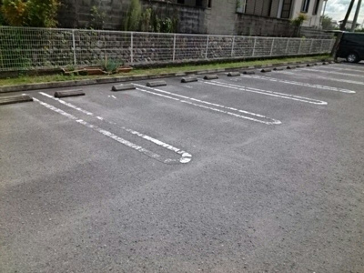 【駐車場】 | メゾンコニファーⅠ | 駐車場があるので、車を買う予定の方も安心です