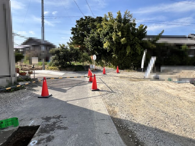 高浜市向山町5丁目　第6　4号棟の前面道路含む現地写真