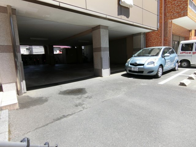 クオリティ平田の駐車場|車をお持ちの方に嬉しい駐車場付きの物件です