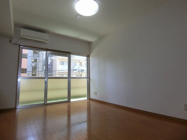 クオリティ平田の洋室|大きい窓が開放感を演出してくれます