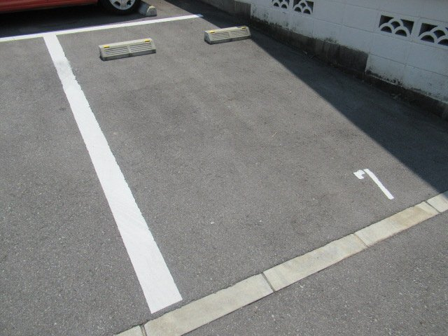 クレイノコニシハウスの駐車場