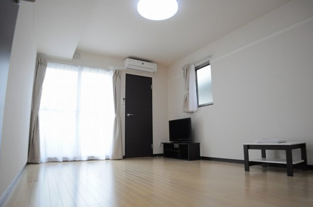 三木市大村のアパートの居間・リビング