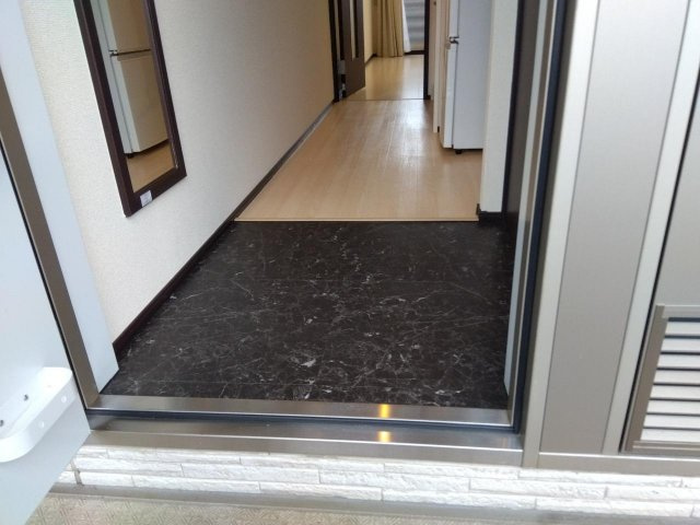 三木市大村のアパートの玄関