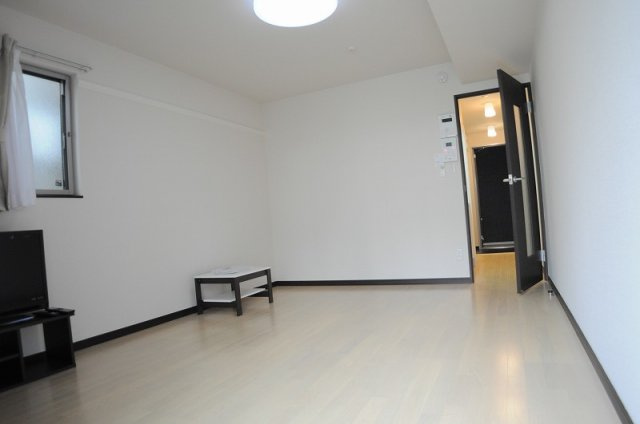 三木市大村のアパートの居間・リビング