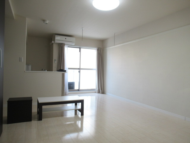 明石市大久保町谷八木のアパートの居間・リビング