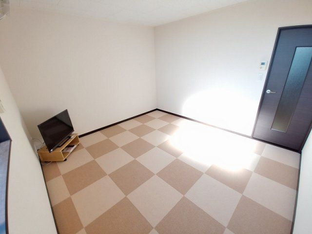 明石市魚住町金ケ崎のアパートの寝室|居室：1階フローリング、2階カーペット