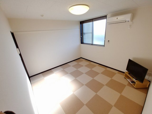 明石市魚住町金ケ崎のアパートの居間・リビング|居室：1階フローリング、2階カーペット