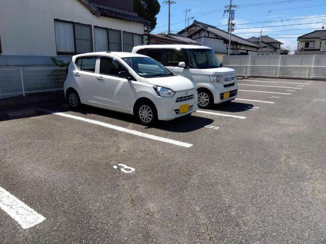 レオパレス明西の駐車場