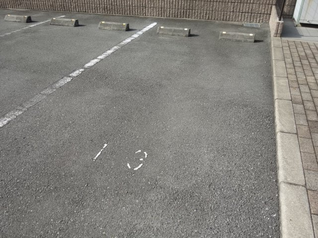 神戸市西区玉津町出合のアパートの駐車場
