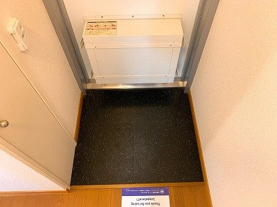 レオパレスＢＯＳＨＵＫＥ大久保の玄関