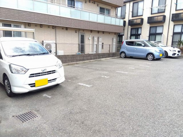 レオパレスフレンズⅡの駐車場