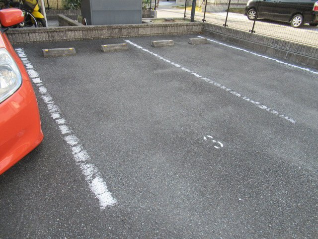 レオネクストプレザン今池の駐車場