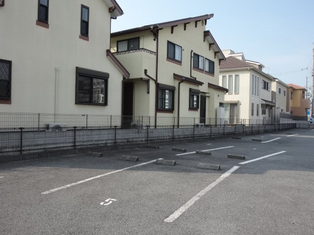 レオパレスあかし大久保の駐車場