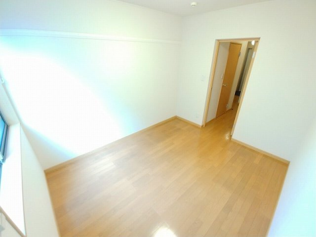 明石市大久保町大窪のアパートの居間・リビング|1階居室：フローリング