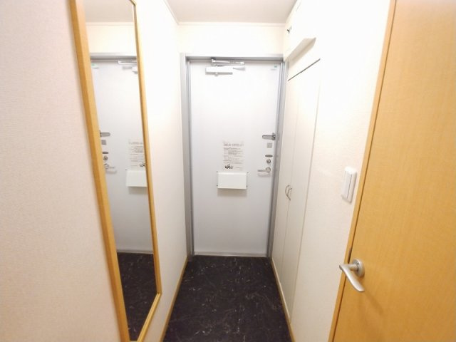 明石市大久保町大窪のアパートの玄関|姿見あり