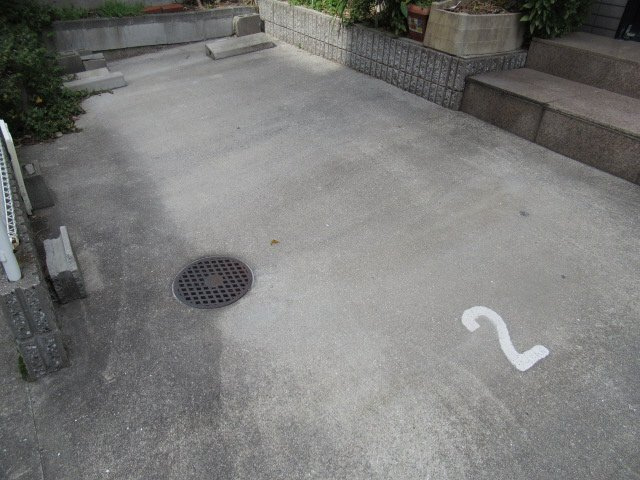 レオパレスＴＯＭＯＭＡＴＳＵの駐車場