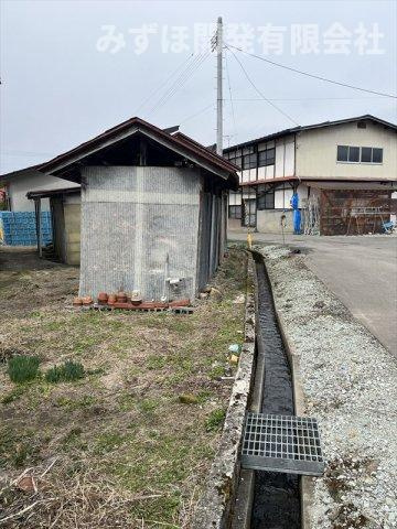 東根市本丸南2-2-16の前面道路含む現地写真|北側小屋の様子