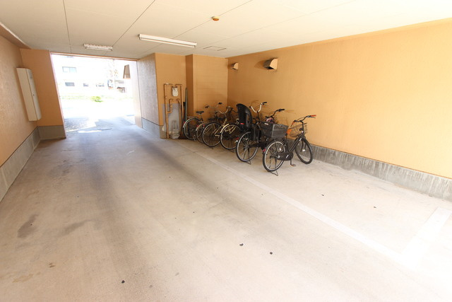 メゾン島田のエントランス|駐輪場です。