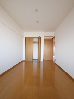 【洋室】 | 甲府市国母8丁目 Ｈ12年築 ラフィーネ国母 内装一新 5階 | 北側5.5帖洋室　エアコンの設置可能です。