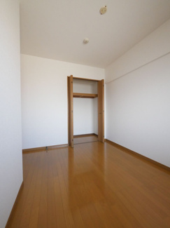 【洋室】 | 甲府市国母8丁目 Ｈ12年築 ラフィーネ国母 内装一新 5階 | 4帖洋室　こちらの部屋にもエアコン設置可能