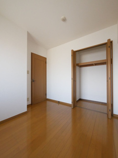 【洋室】 | 甲府市国母8丁目 Ｈ12年築 ラフィーネ国母 内装一新 5階 | 北側5.5帖洋室　寝室に丁度良いサイズのお部屋です。