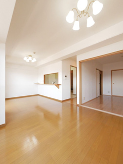 【居間・リビング】 | 甲府市国母8丁目 Ｈ12年築 ラフィーネ国母 内装一新 5階 | とても綺麗にリフォームされた室内を是非ご見学にいらして下さい。