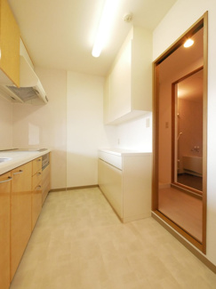 【キッチン】 | 甲府市国母8丁目 Ｈ12年築 ラフィーネ国母 内装一新 5階 | キッチンキャビネット付き　後付けすると高額な設備が最初から設置済みです。