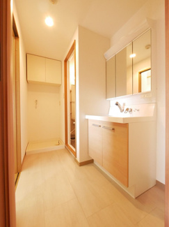 【洗面所】 | 甲府市国母8丁目 Ｈ12年築 ラフィーネ国母 内装一新 5階 | 洗面室　キッチン・廊下からアクセス可能な２ＷＡＹ洗面所　洗濯機置き場上部にキャビネットあり