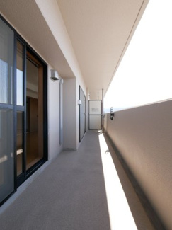 【バルコニー】 | 甲府市国母8丁目 Ｈ12年築 ラフィーネ国母 内装一新 5階 | 奥行きのあるバルコニー　周囲に高い建物が無く、富士山を望めます。