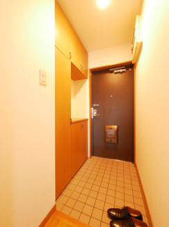 【玄関】 | 甲府市国母8丁目 Ｈ12年築 ラフィーネ国母 内装一新 5階 | 大型下駄箱完備の玄関