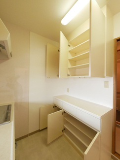 【キッチン】 | 甲府市国母8丁目 Ｈ12年築 ラフィーネ国母 内装一新 5階 | キッチンキャビネットは高い収納力を誇ります。